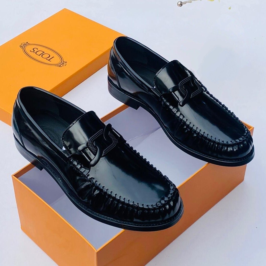 5447fa36-ddf9-4334-beb5-4e9c5b61b4ee Copy Tods Luco logo embellished patent leather black - Image 1