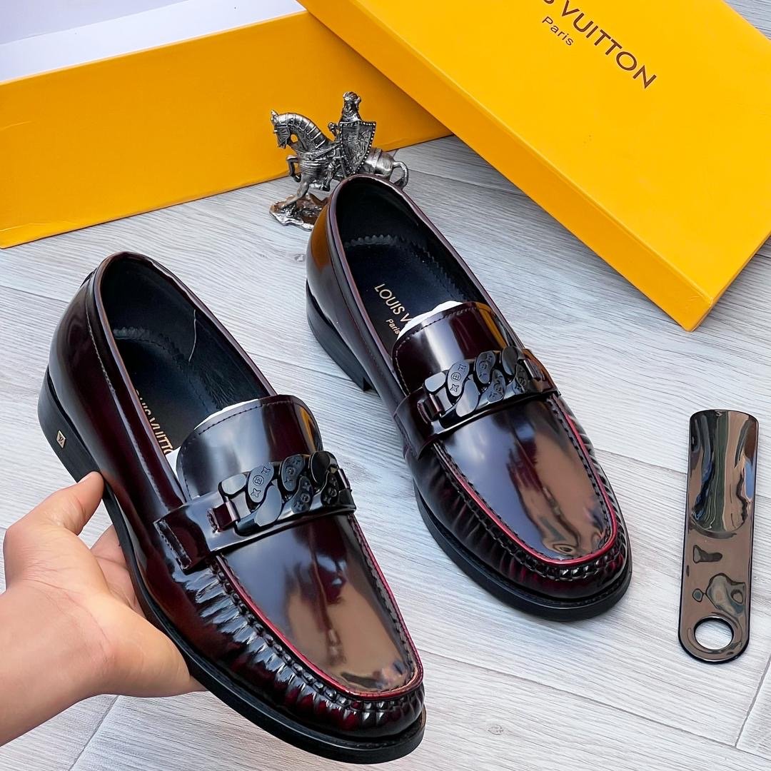 de26874e-e4c5-46a8-9da2-d3e3632b87a8 LV Major loafers in a parent leather coffee brown - Image 1